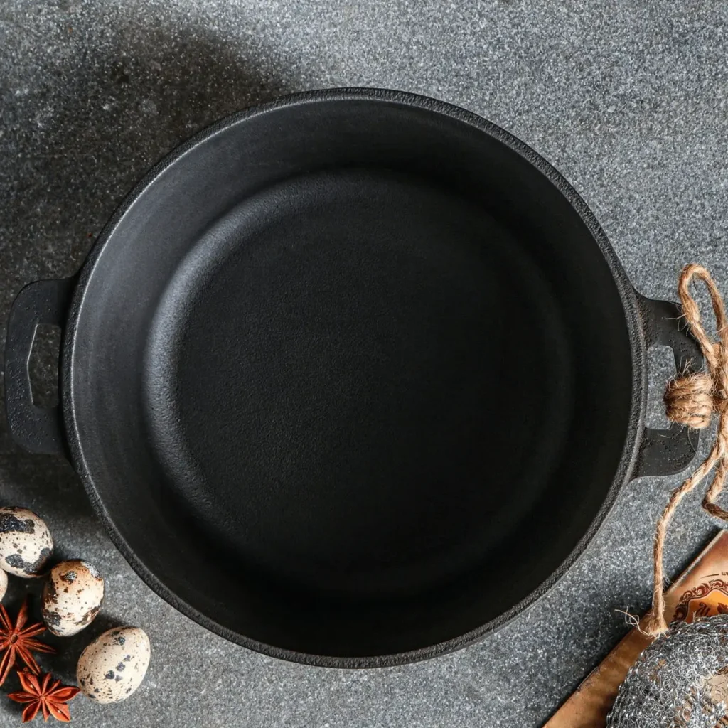 Gietijzeren wok- en stoofpan met 2 liter inhoud