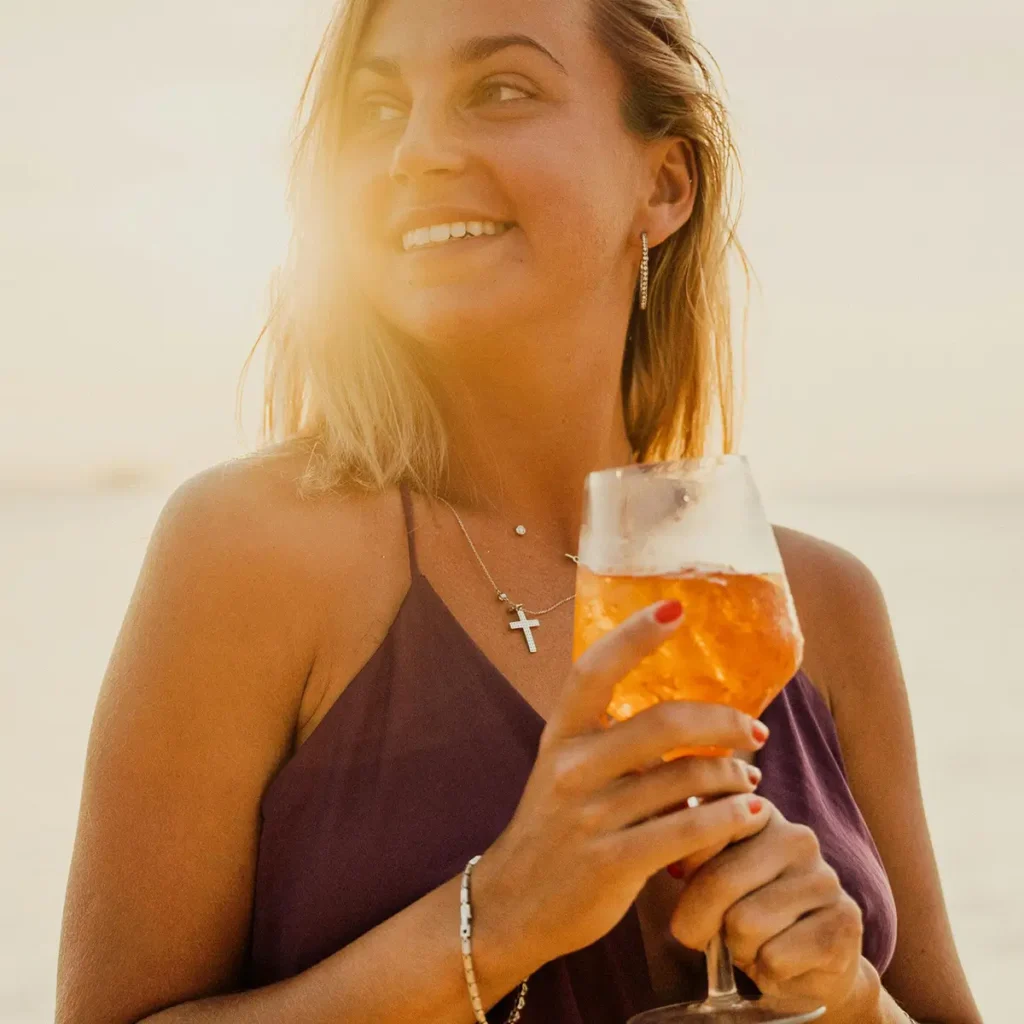 1915 SHOP - Vrouw op het strand met een glas Villa Aix Rosé sellected by Bollenstreekwijn