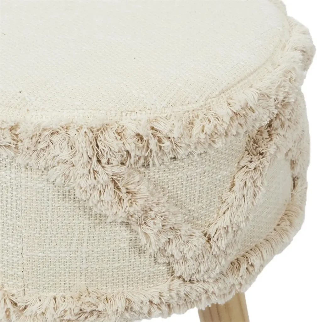 Close-up van zachte beige stof op ronde boho kruk