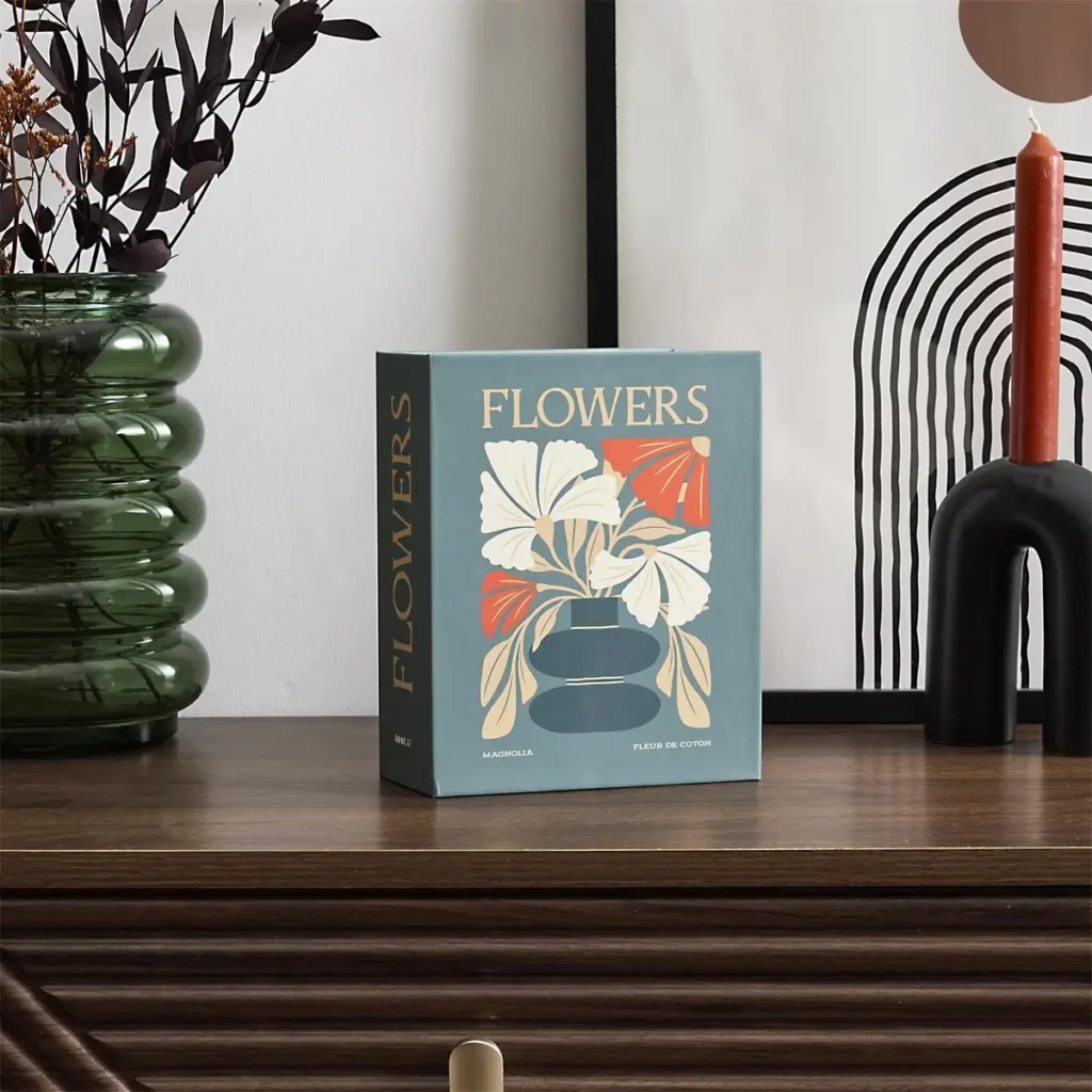 Close-up van geurkaars en geurstokjes uit WDMT Blue Flowers giftbox