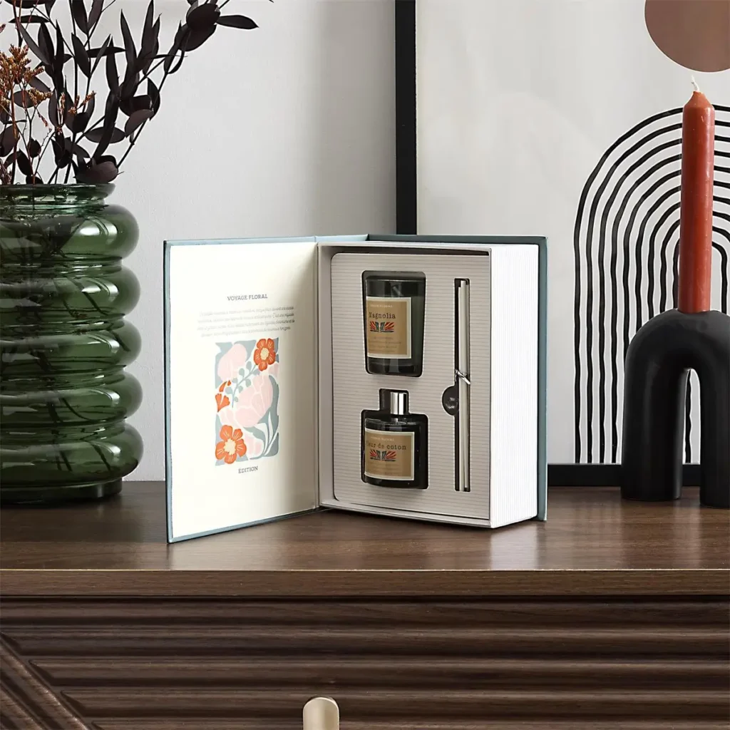 Open WDMT giftbox met geurkaars en geurstokjes – Blue Flowers Collectie