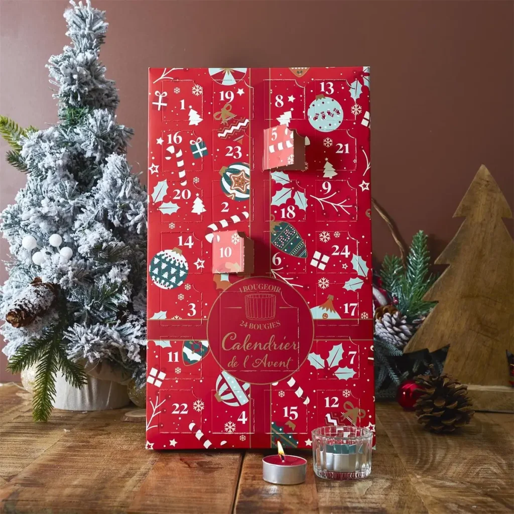 Luxe adventskalender met 24 geurkaarsen in rode cadeauverpakking met gouden details