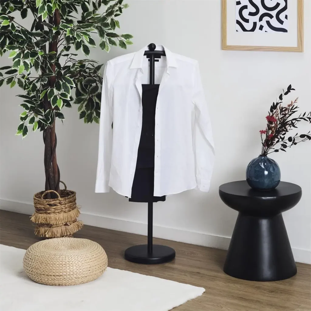 Valet stand met kleding – zwart metalen kledingrek met houten details