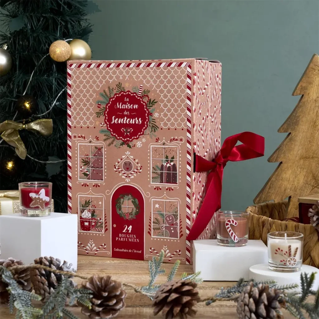 Close-up van kleine geurkaarsen uit luxe adventskalender – winterse geuren