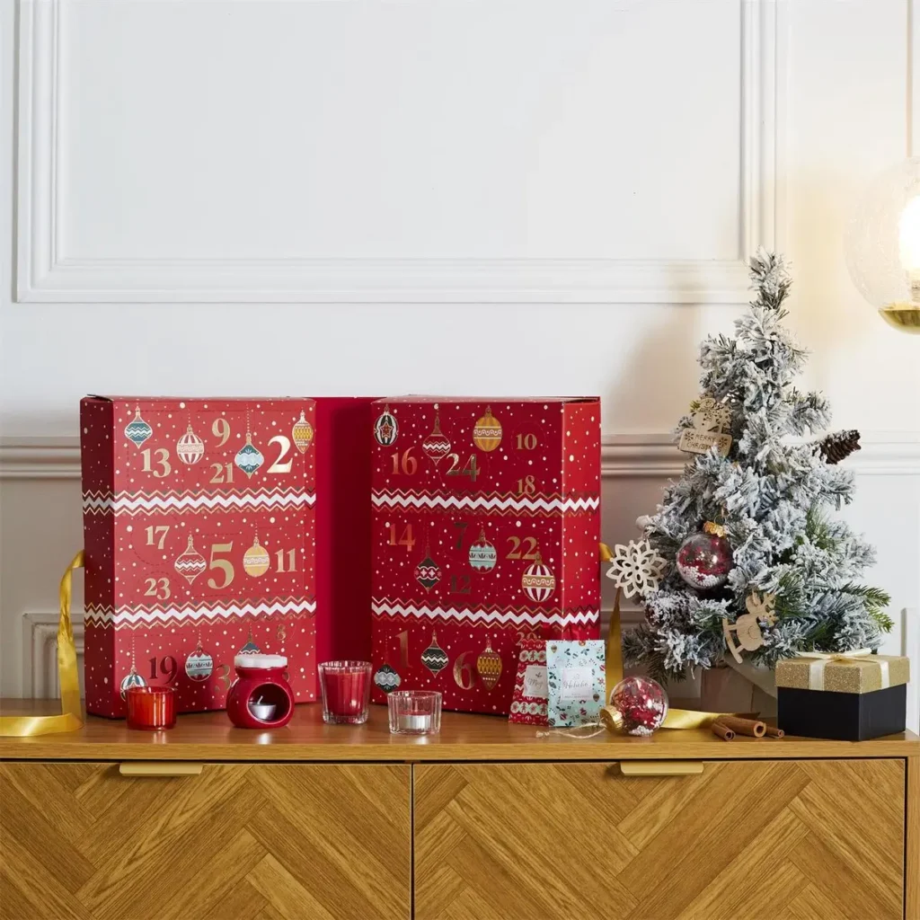 Luxe rode adventskalender met 24 vakjes en gouden details