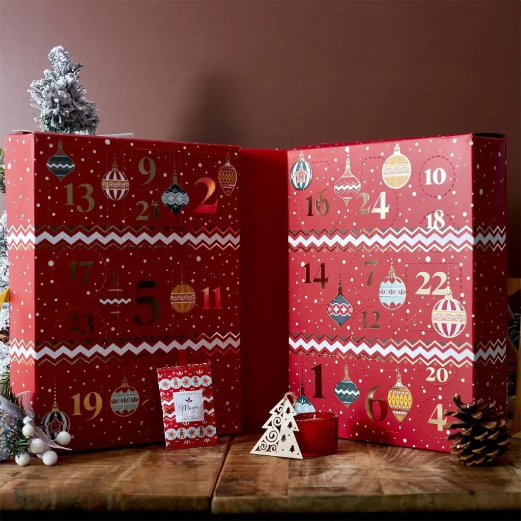 Close-up van de genummerde vakjes van luxe rode adventskalender