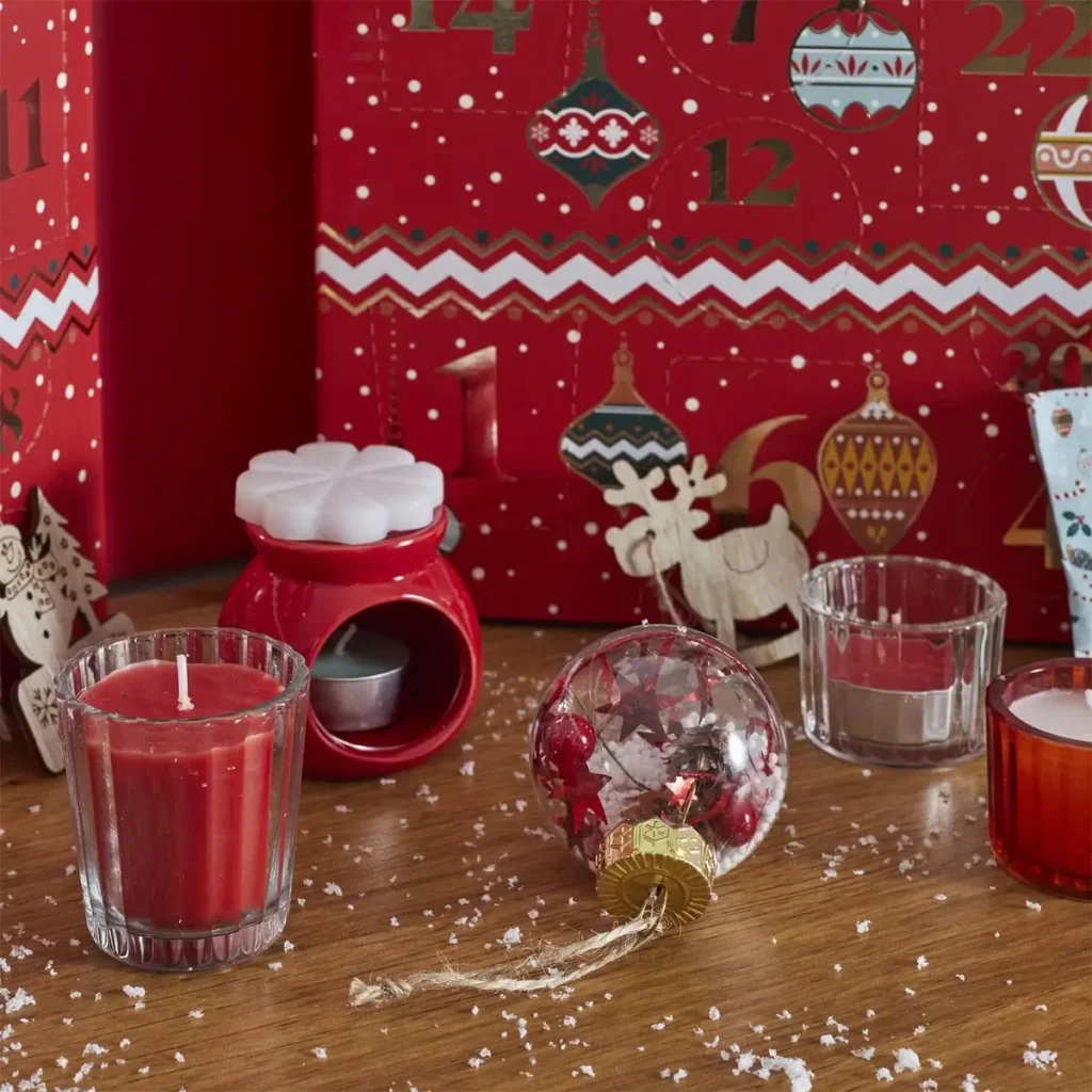 Rode adventskalender als kerstdecoratie op dressoir met kerstverlichting