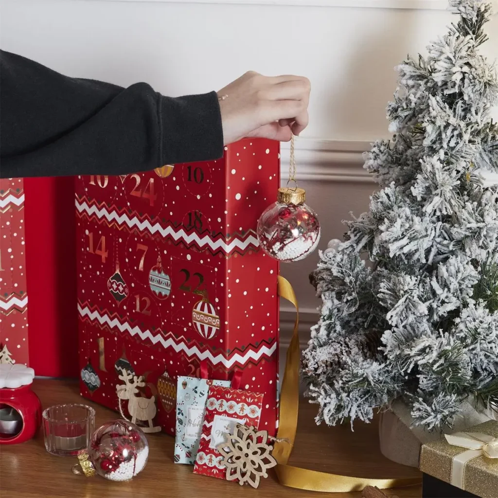 Stevige rode cadeauverpakking van luxe adventskalender 34x25x14 cm