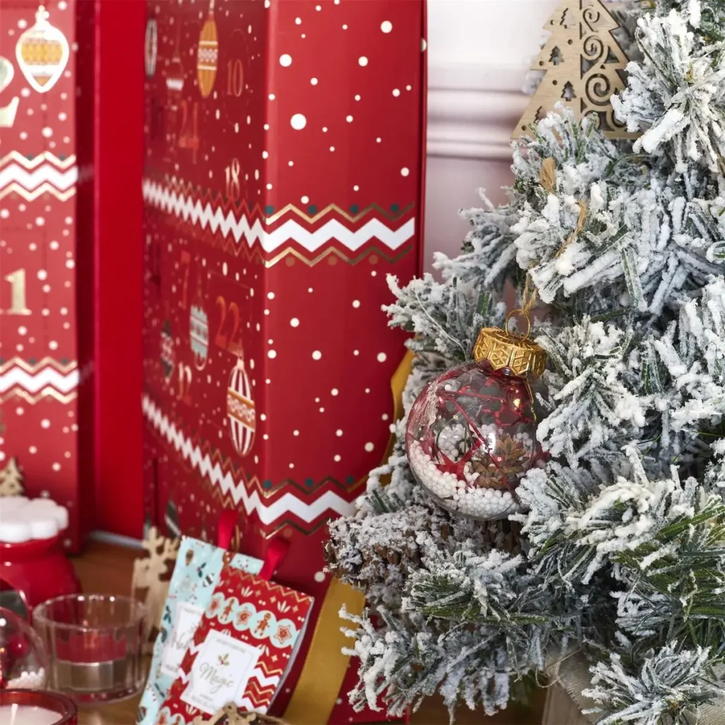 Adventskalender gevuld met kleine kerstcadeautjes en lekkernijen