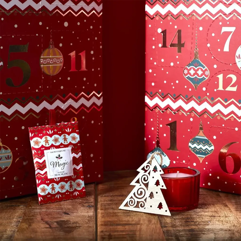Adventskalender rood in kerstdecoratie met lichtjes en dennetakken