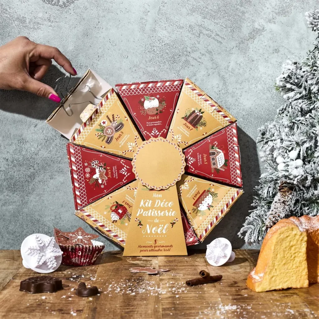 Bakaccessoires uit adventskalender: spuitzak met spuitmondjes en uitsteekvormen
