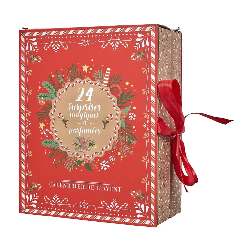 Close-up van kerstkaarsen uit luxe rode adventskalender met gouden details
