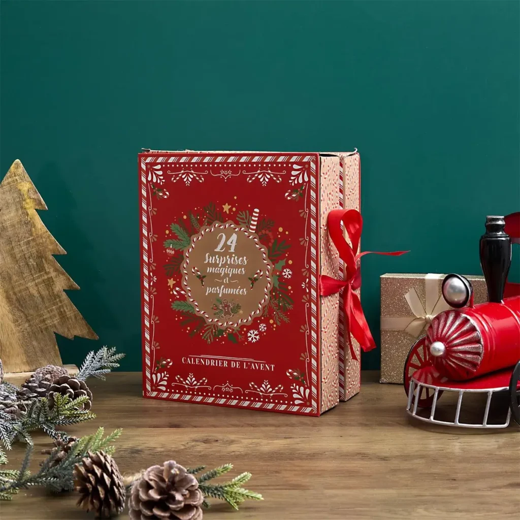 Rode adventskalender met kaarsen als kerstdecoratie bij de kerstboom