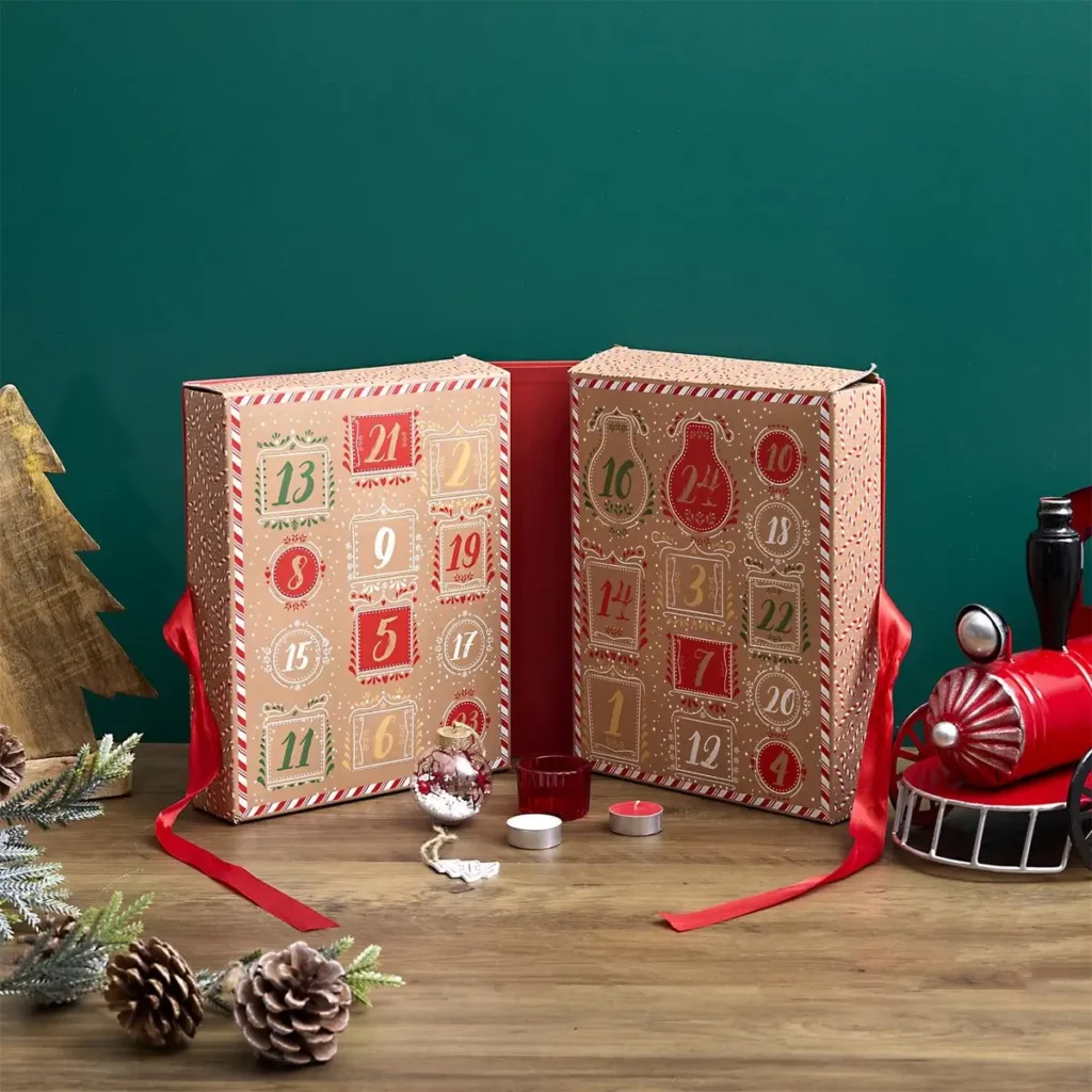 Rode cadeauverpakking van adventskalender met gouden strik en kerstdesign