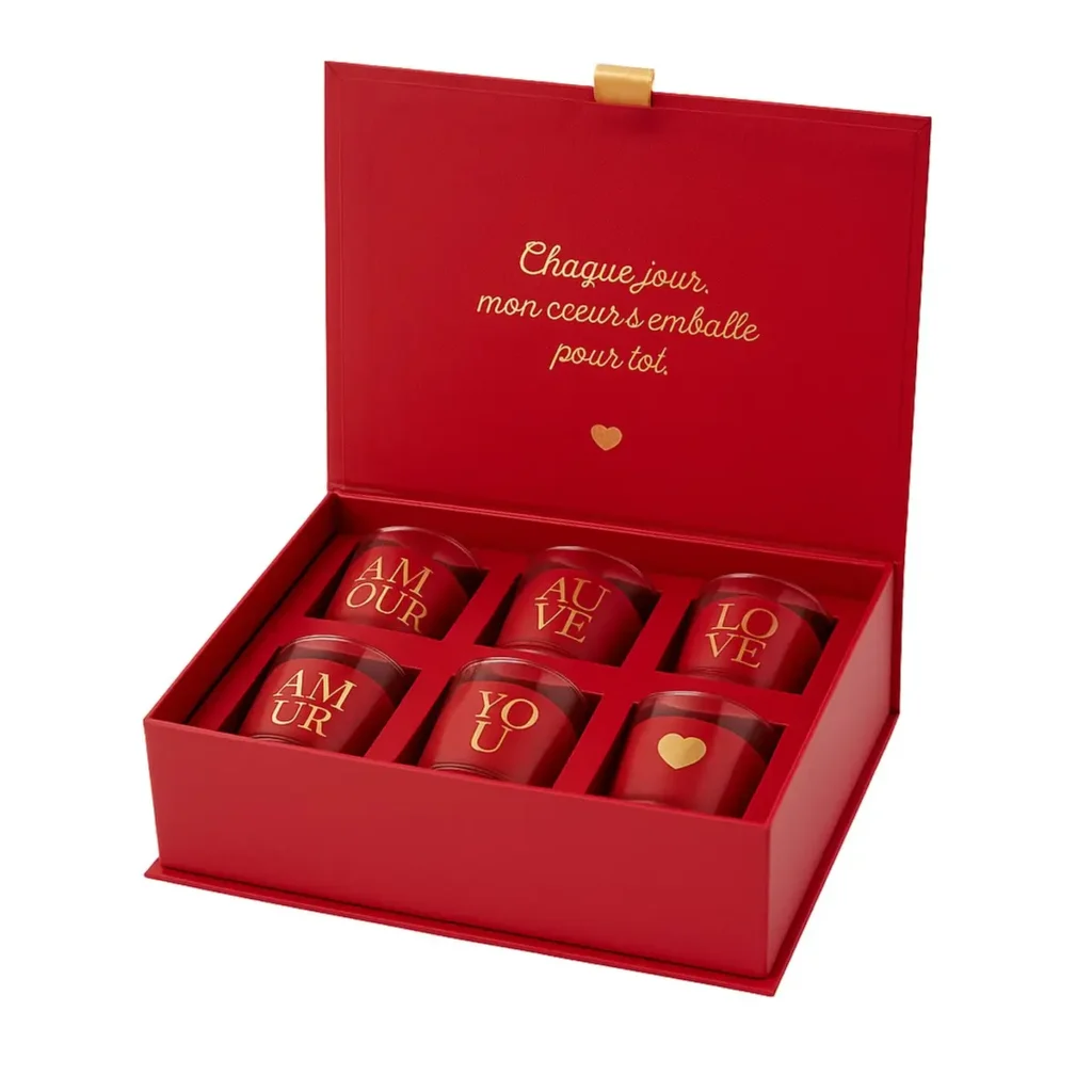 Geopende rode geschenkdoos met 6 luxe geurkaarsen – Amour design
