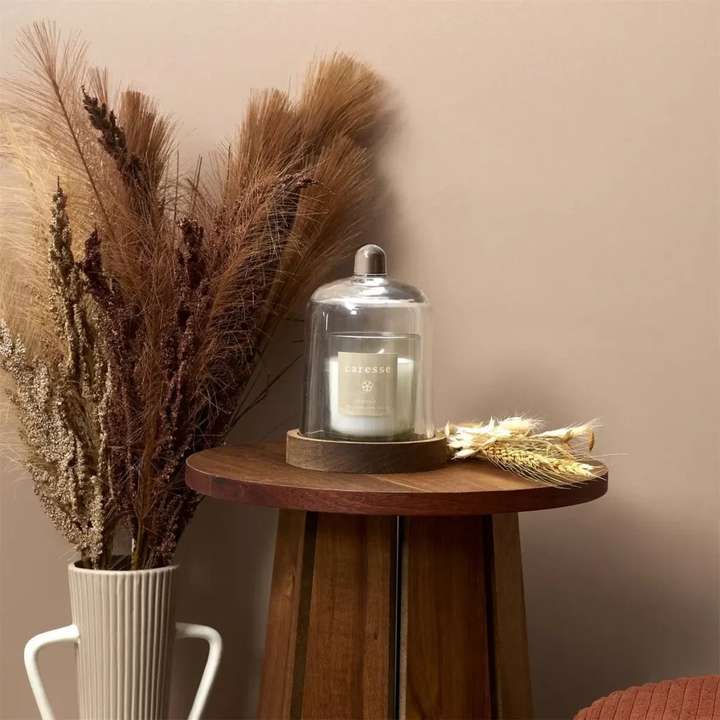 Luxe geurkaars met stolp als interieurdecoratie op houten tafel