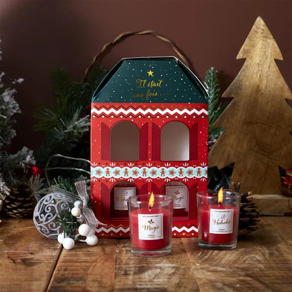 Luxe kerst geurkaarsen als decoratie op tafel in feestelijk interieur