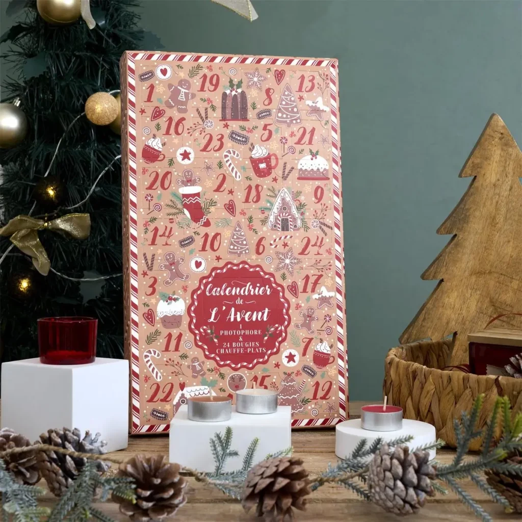 Geopende adventskalender met 24 genummerde vakjes gevuld met kaarsen