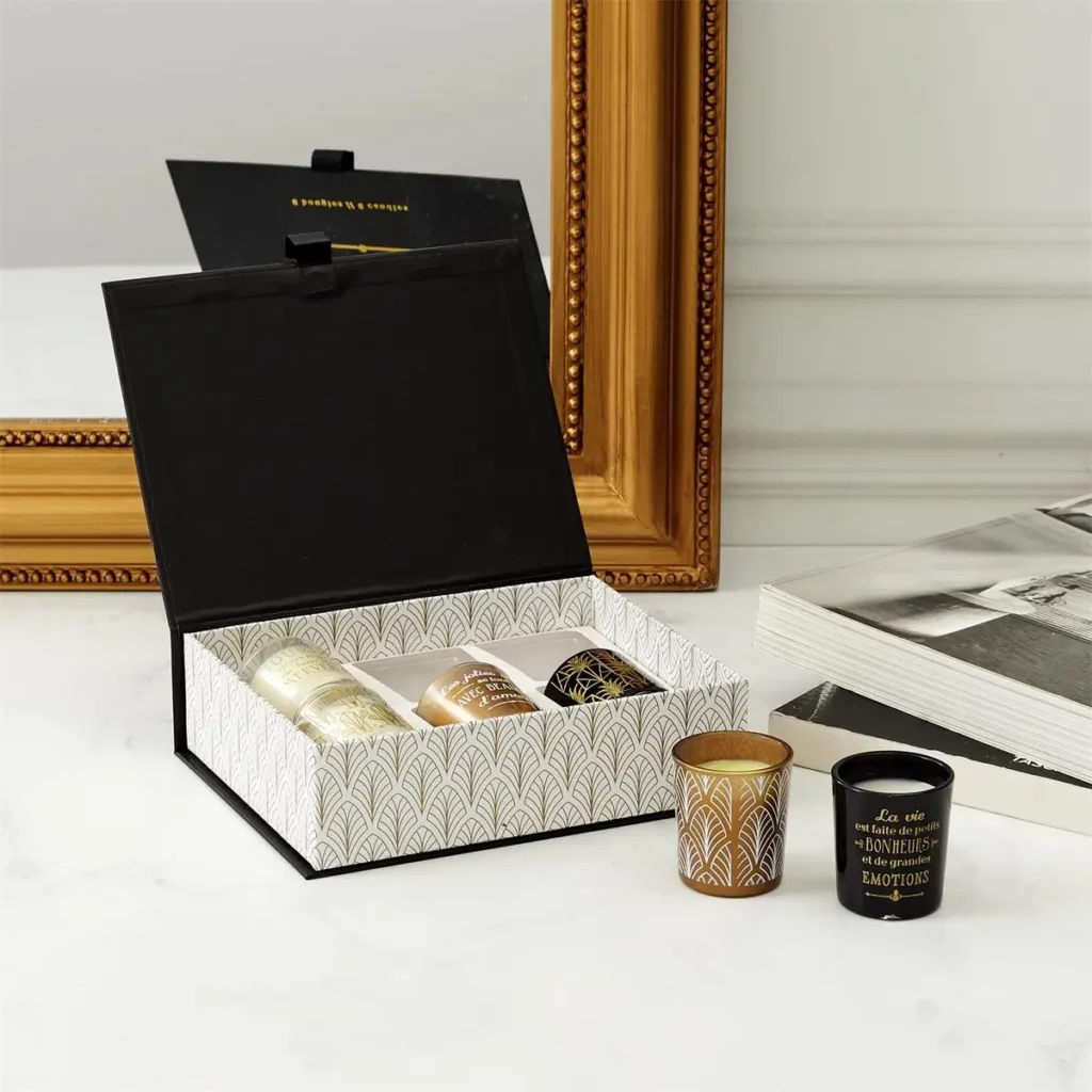 Detail van zwarte WDMT cadeaubox met luxe afwerking en goudaccent