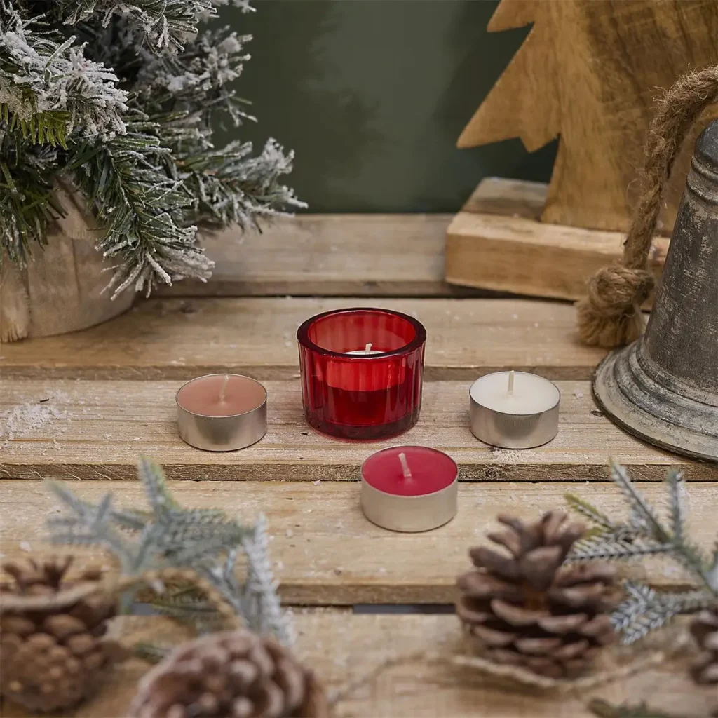 Close-up van geurige kaarsen uit rode adventskalender met gouden details