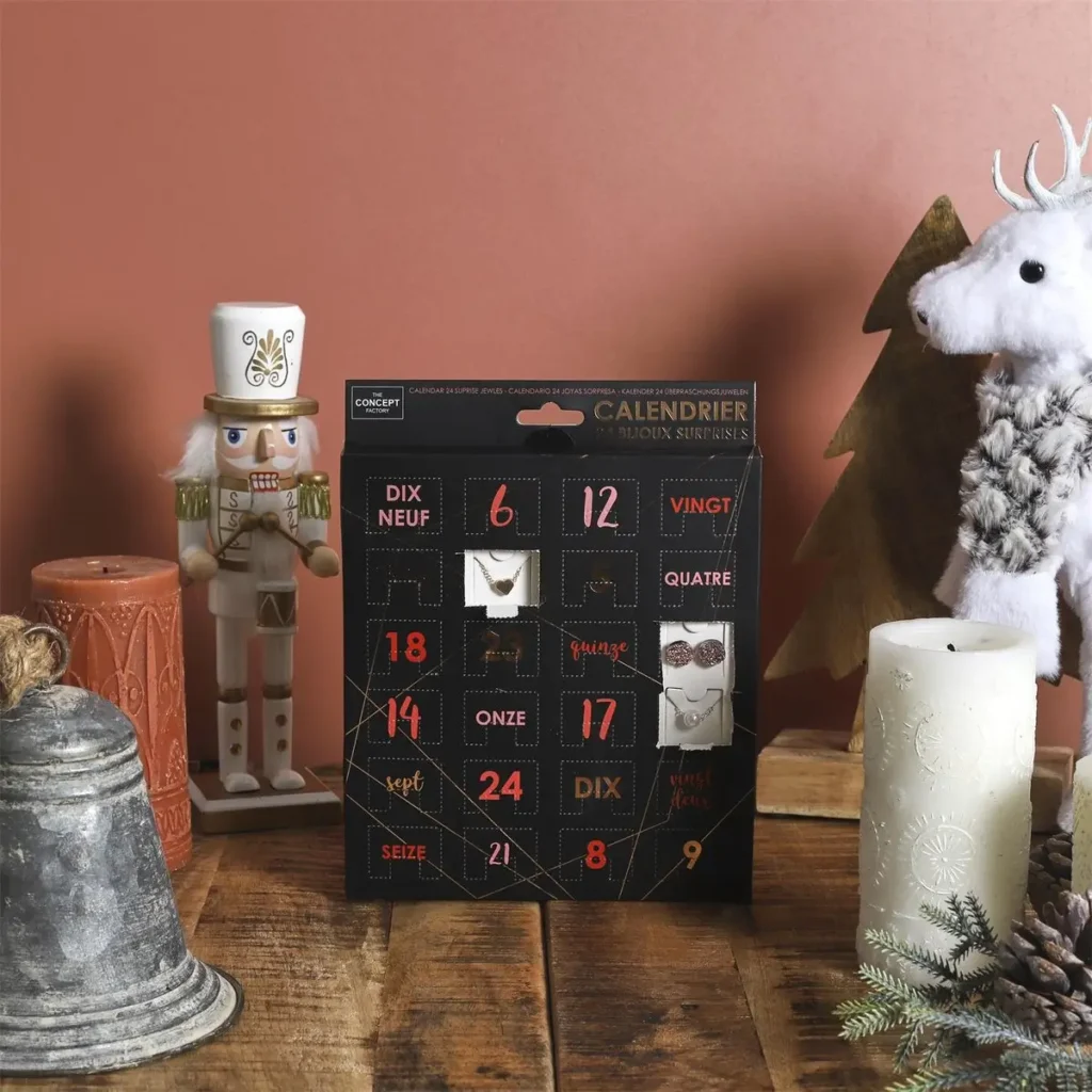 Luxe adventskalender met juwelen als decoratief item op kaptafel