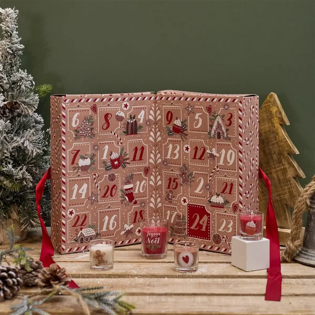 Adventskalender met geurkaarsen als kerstdecoratie op tafel