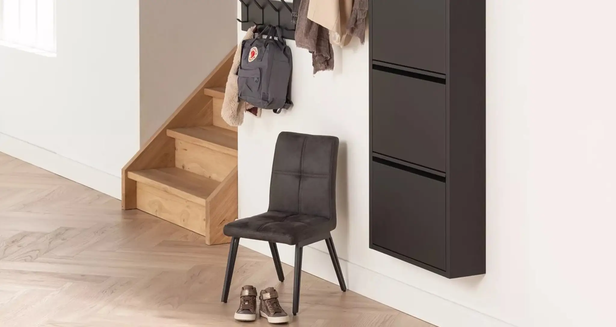 Moderne metalen schoenenkast in een opgeruimde hal – stijlvolle opbergoplossing voor schoenen.