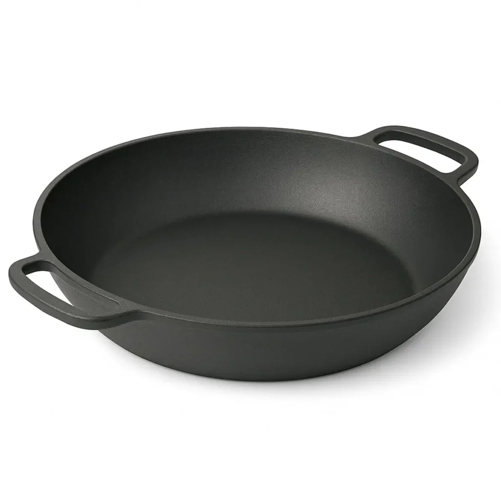 Gietijzeren barbecue pan van 34 cm op de BBQ – ideaal voor grillen, bakken en buiten koken.