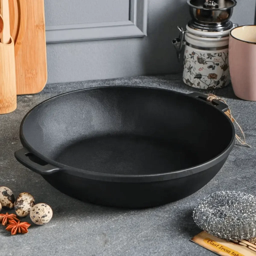 Ronde gietijzeren pan met 7 cm diepte, perfect voor ovenschotels en slow cooking op open vuur.