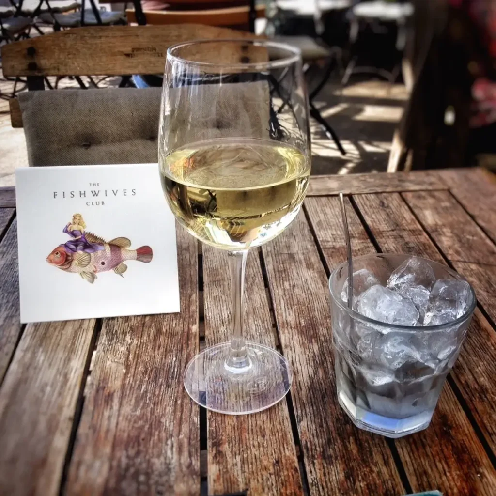 Octavia's Sinful Secret Chenin Blanc op een terras